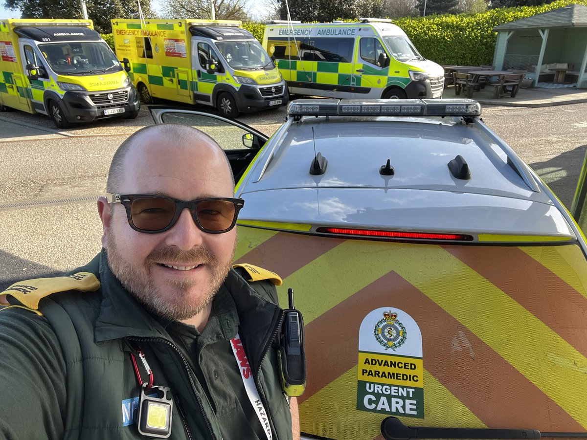 benthepara's tweet image. It’s my 10th birthday at @EastEnglandAmb.
Day 1 as a student paramedic to 10 years in and now an advanced paramedic in urgent care. Still love my job! 💚loving working in  @EEAST_UrgCare now.