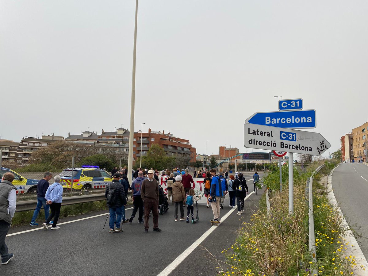 Badalona Comunicació (@bdncom) on Twitter photo En marxa el tall de l'autopista C-31 convocat per la plataforma <a href="/TransformemC31/">Transformem l'autopista!</a>.
⛔ Es faran sis aturades al llarg del recorregut per denunciar els perjudicis d’aquesta via al seu pas per #Badalona coincidint amb el Dia Mundial pel Dret a la Salut En marxa el tall de l'autopista C-31 convocat per la plataforma <a href="/TransformemC31/">Transformem l'autopista!</a>.
⛔ Es faran sis aturades al llarg del recorregut per denunciar els perjudicis d’aquesta via al seu pas per #Badalona coincidint amb el Dia Mundial pel Dret a la Salut