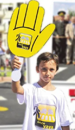 Biz bunu, sürücülere gösterilecek “dur” ikazı anlamı taşıyan #önceyaya pankartı şeklinde tasarlamıştık. Bu pankartların ışıksız yaya geçitlerinin her iki tarafına konacak sepetlerde bulundurulmasını öngörmüştük.
⬇️Proje, kapsamlı bir model sunmaktadır.
bakikaracay.com/once-yaya-proj…