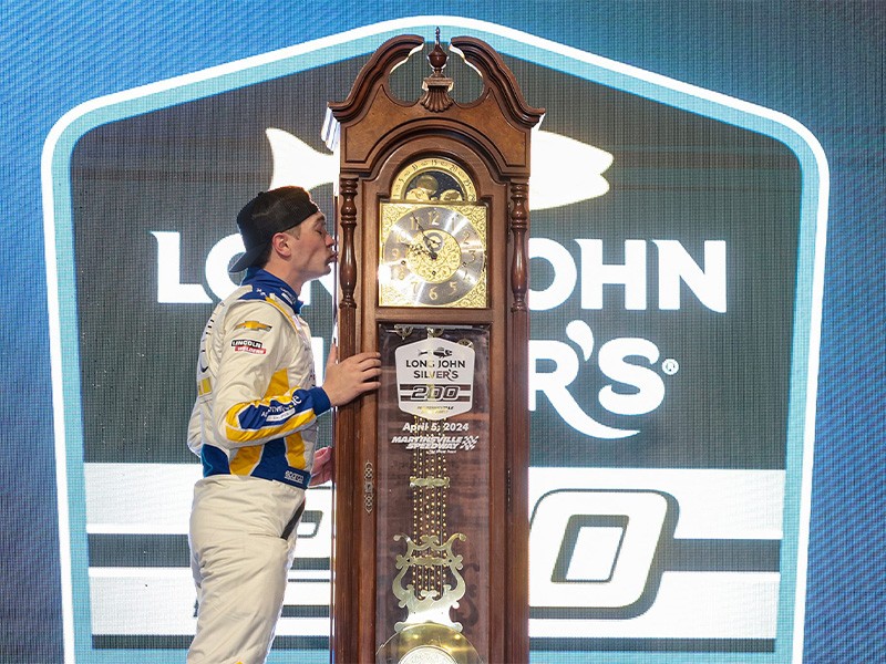 tous-les-sports.e-monsite.com
Nascar Truck:Christian Eckes remporte Long John Silver's 200 
#lequipe @lequipe @stade2 #stade2 @Sport6_M6 @beinsports_FR @RMCsport @Eurosport #Eurosport @CanalplusSport @NASCARonNBC #Nascar @NASCAR_Trucks @christianeckes #LongJohnSilver200