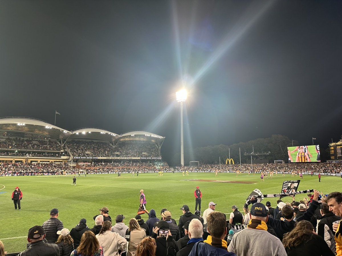 What a stunning finish to the #AFLGatherRound. Brilliant comeback from @HawthornFC & nothing like a mad, manic scramble to cap off an outstanding game of footy. One of those where you couldn’t stop smiling as a neutral #AFLHawksPies