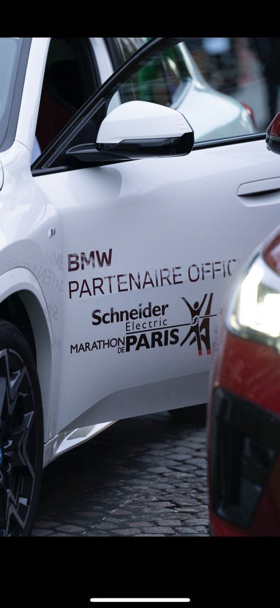 #BMW électrise à nouveau les 42,195 km du @parismarathon en ouvrant la voie aux participants !🏃 Bon courage à tous les marathoniens ! 💪 #BMWRunForJoy #ParisMarathon