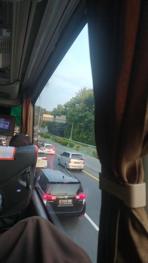 Uw1255's tweet photo. @RadioElshinta , selepas exit GT kalikangkung Semarang ham 17.05 sangat padat dan antrian panjang https://t.co/h6cOkyDlPs