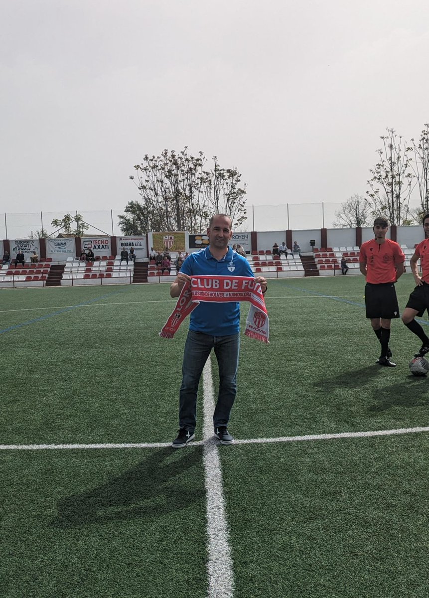 En los prolegomenos del partido se ha hecho entrega al actual entrenador del @caminoviejo_cf José Romero de una bufanda del @LoraCFOficial por su trabajo y pasado como técnico en nuestro club. MUCHAS GRACIAS JOSELITO! 👏👏