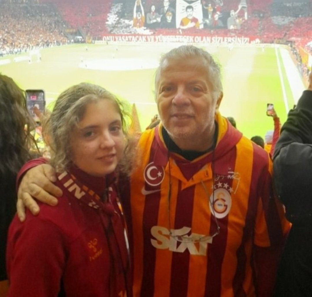 ANADOLU DEVRiMi (@anadolukaplanl) on Twitter photo Evet <a href="/bedribaykam/">Bedri Baykam</a> denilen sözde sanatçı ihtiyar babasıyla beraber 50-60 kişilik Fbli futbol teröristleri tarafından linç edilen 13 yaşındaki bu küçük kız çocuğu hakkında neden tek kelime yazamıyorsun ? Ağzından köpükler saçarak Trabzon şehrine saldırıyordun, dilin nerene kaçtı Evet <a href="/bedribaykam/">Bedri Baykam</a> denilen sözde sanatçı ihtiyar babasıyla beraber 50-60 kişilik Fbli futbol teröristleri tarafından linç edilen 13 yaşındaki bu küçük kız çocuğu hakkında neden tek kelime yazamıyorsun ? Ağzından köpükler saçarak Trabzon şehrine saldırıyordun, dilin nerene kaçtı