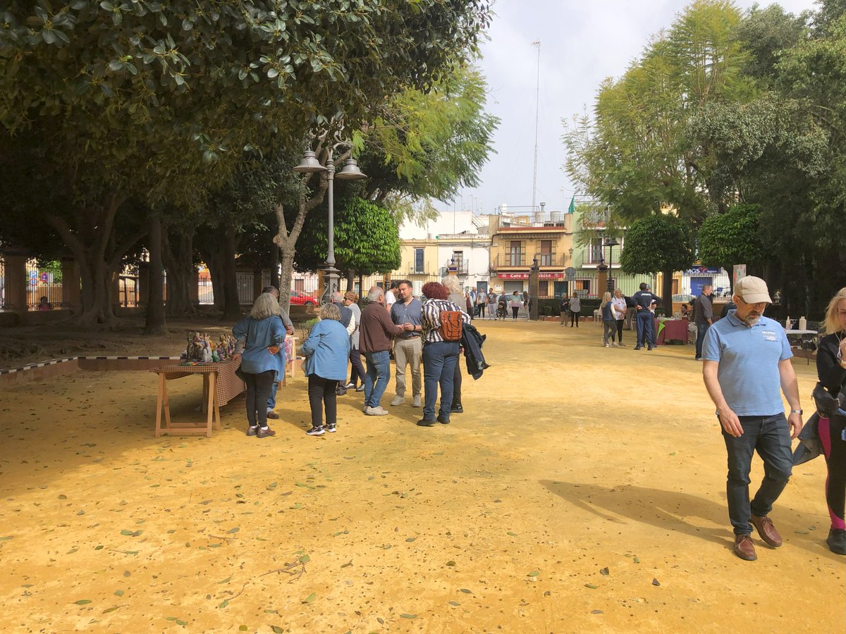El parque Blas Infante es durante la mañana del domingo, un Mercadillo del Arte en el que pintores, artesanos y entidades sociales muestran lo mejor de sus trabajos. La AAVV Los Gallos organiza este encuentro al que han acudido miembros del equipo de Gobierno Municipal