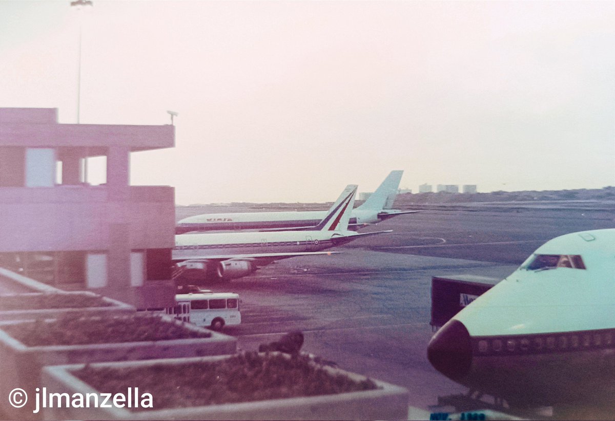 From my personal collection. @lufthansa 747-230B (D-ABYN) @Armee_de_lair DC-8-72CF (F-RAFD) Viasa A300 (N222EA) Aeropuerto de Maiquetía (VEN) Nov/89 @MD80com @AlainBaron747 @n194at @MaestroFlying @retro748 @flydeck60 @ClassicsPlanes @franck_marceau @ramirezvictore @rleiro @MaxK_J