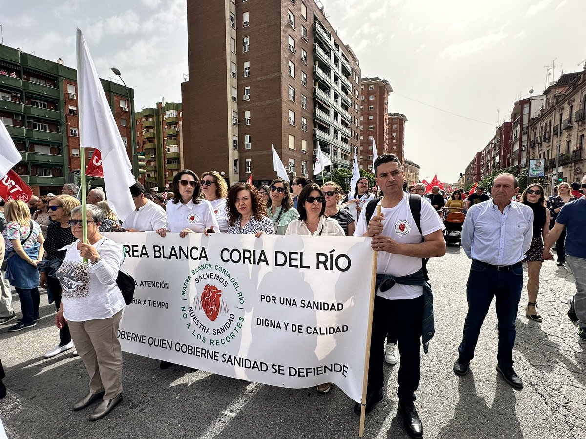 AxSiCoriadelRio's tweet photo. Hoy estamos en Sevilla con Marea Blanca Coria Del Río, reivindicando una sanidad pública digna y justa para todos y todas.
#manifestacion #mareablanca #axsi https://t.co/Eq0Uc4LjWg