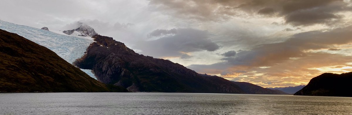 🇨🇱 Dawn in Glacier Alley, a shorter section of the Beagle channel in #TierradelFuego, #Chile. @PanoPhotos #SundaySunsets @LiveaMemory @sl2016_sl @leisurelambie @FitLifeTravel #Chili #Vuurland #Nikon #NikonZ