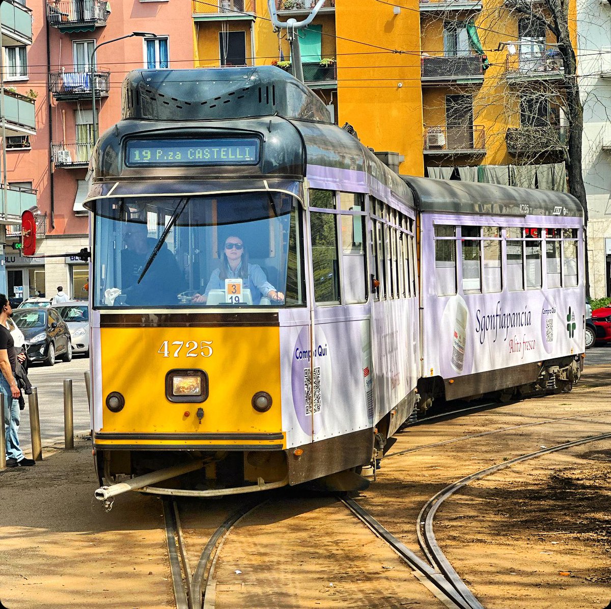 Nuovo fetish: fotografare i tram. ♥️ @atm_informa #Milano