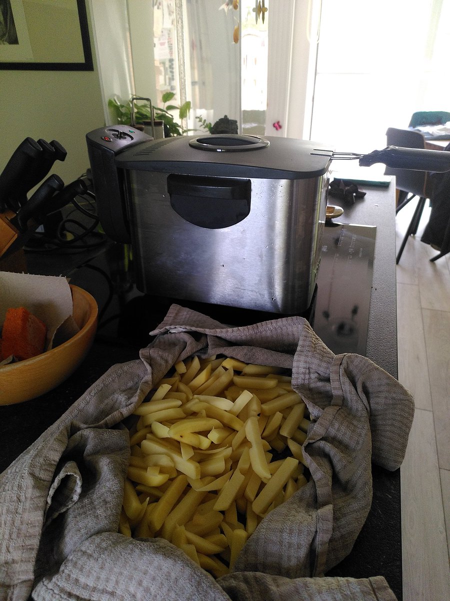 KermtStroomt's tweet image. Na de #duckcurve vandaag de #horsecurve bij #KermtStroomt. 
Ideaal dus voor #frietjesdag, #OttoBlueSun #DRZMKRMT helemaal voltanken en als laatste de #thuisbatterij&apos;en vol #zonnestroom ☀️.
Lang leve #DynamischeBurgerstroom van @Ecopower_BE  💪.

#CarpeSolar #PlukDeZon #DeelDeZon