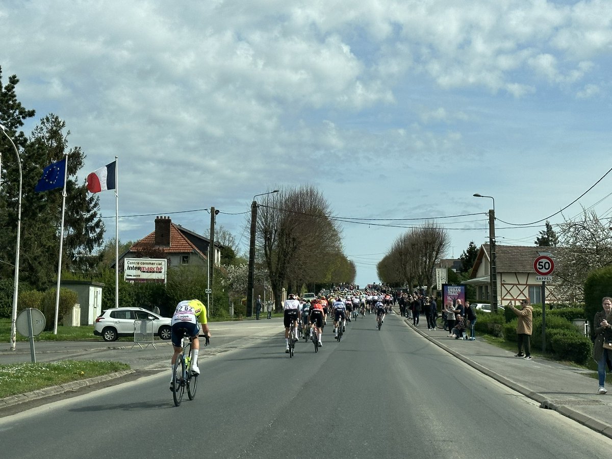 First hour: 54.1kms covered @parisroubaix