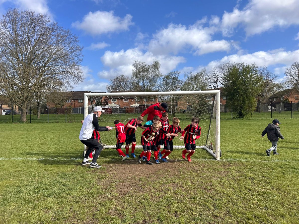 Massive congratulations to our U8 Red squad on their win this morning over Avery Hill. Proper celebration 🍾 #WeAreDockers