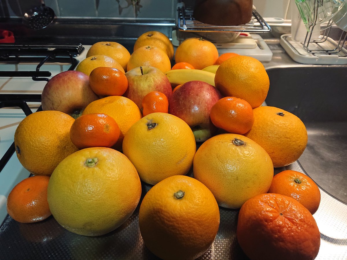 週末の買物は果物中心です。グレープフルーツx9🍊 みかんx10📷 バナナx4📷 りんごx3📷。毎日の食事に果物と野菜は必要です。とても美味しいヨーグルトとフルーツのミックスは健康にも良い。ブラックコーヒーとカカオの多く含むチョコレートを同時に食事する事は必要なメニュー！ 🍎