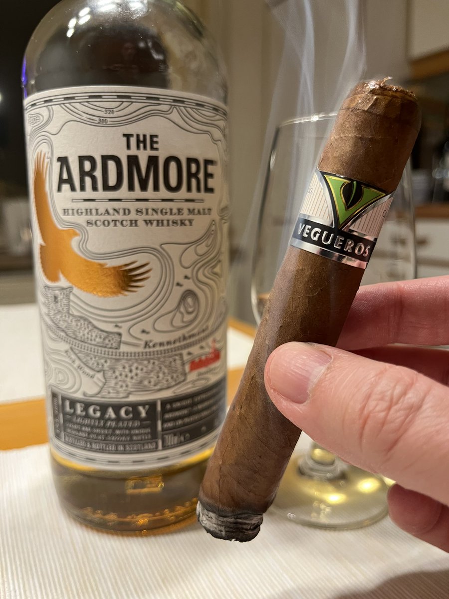 TimmoGermany's tweet photo. Enjoying the Ardmore Legacy perfectly paired with a Vegueros Tapados 🥃💨😋
#ardmore #ardmorewhisky #ardmorelegacy #peat #peatedwhisky #whisky #singlemalt #whiskytime #whiskytim #whiskytasting #cigar #cubancigar #whiskyandcigar #whiskycigarpairing #nowsmoking #vegueros https://t.co/TW61S44Mps