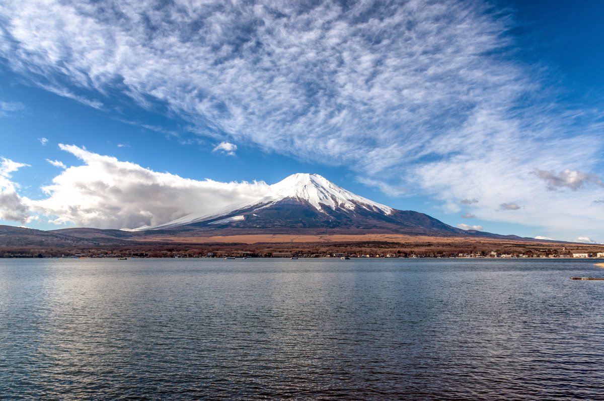 『山中湖』 山中湖の湖畔からの富士山。 今夜は海老と新玉ねぎのかき揚げ、蓮根のきんぴらで🍻 今日も一日お疲れ様。 #ファインダー越しの私の世界 #写真好きな人と繋がりたい #ふぉと #PENTAX