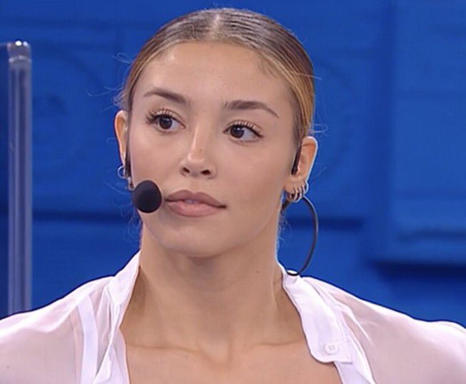 apicale_'s tweet photo. la face card più allucinante mai passata ad amici https://t.co/VW2ZzGw0of