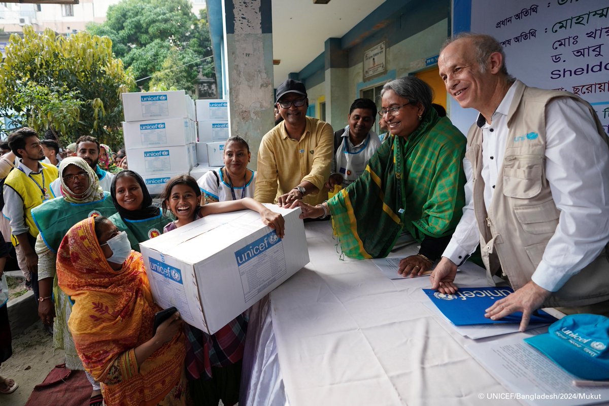 Jannat's face lit up when she received her family kit! ✨ Amid the destruction by the fire in the Korail Slum, @UNICEF, together with the government, has delivered 375 family kits with essential items to the families affected to help them protect their health during this crisis.