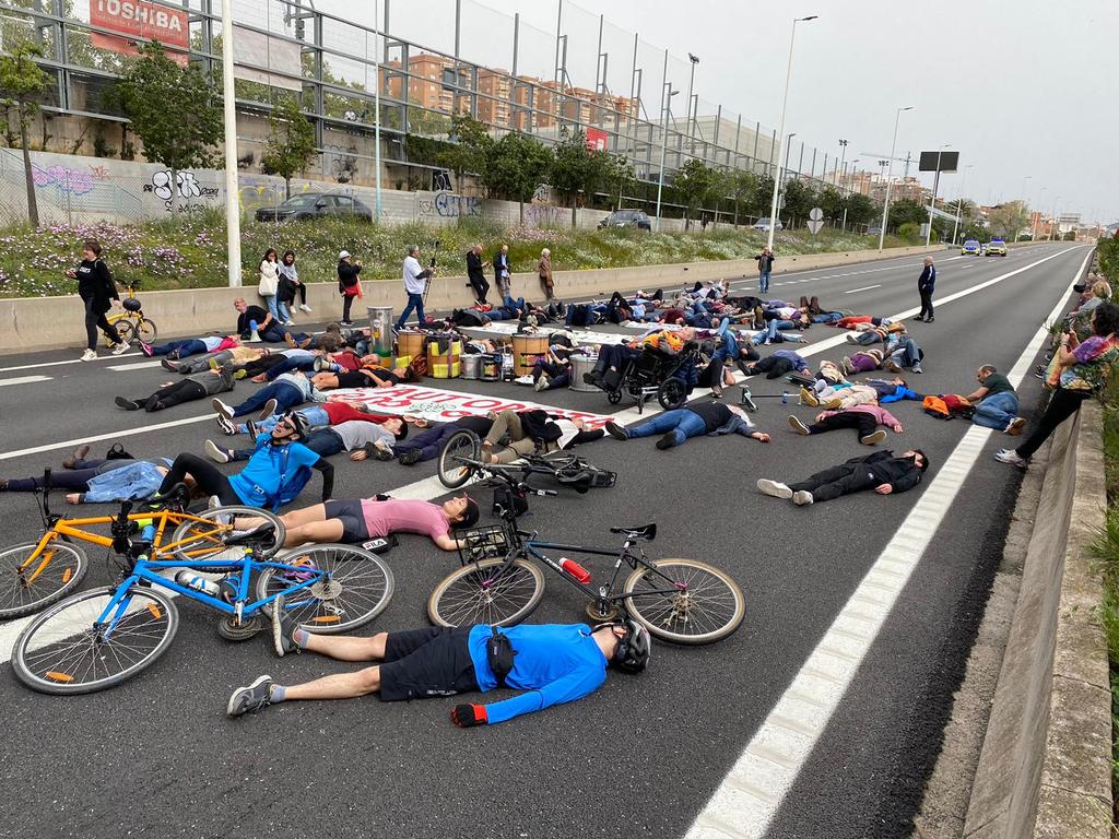 bdncom's tweet photo. Els participants en la marxa s'han estirat a terra per representar les 250 morts prematures a l'any que, segons calculen les entitats convocants, provoca la contaminació d'aquesta autopista a #Badalona https://t.co/ACoG268f7X