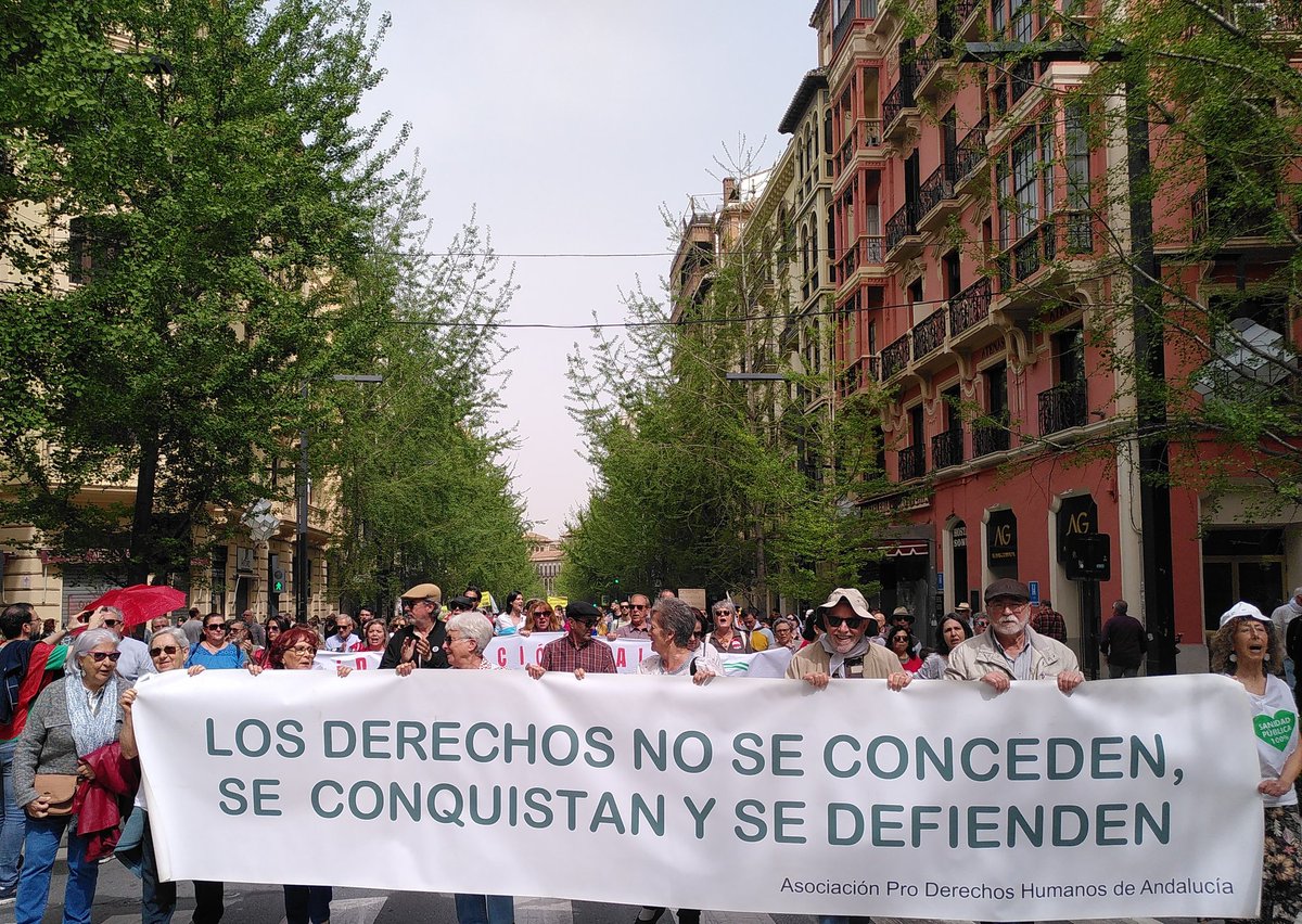 En las calles de Granada por la sanidad pública. Contra los recortes y la privatización: movilización¡

✊🏾🤍
#LaSaludEsUnDerecho