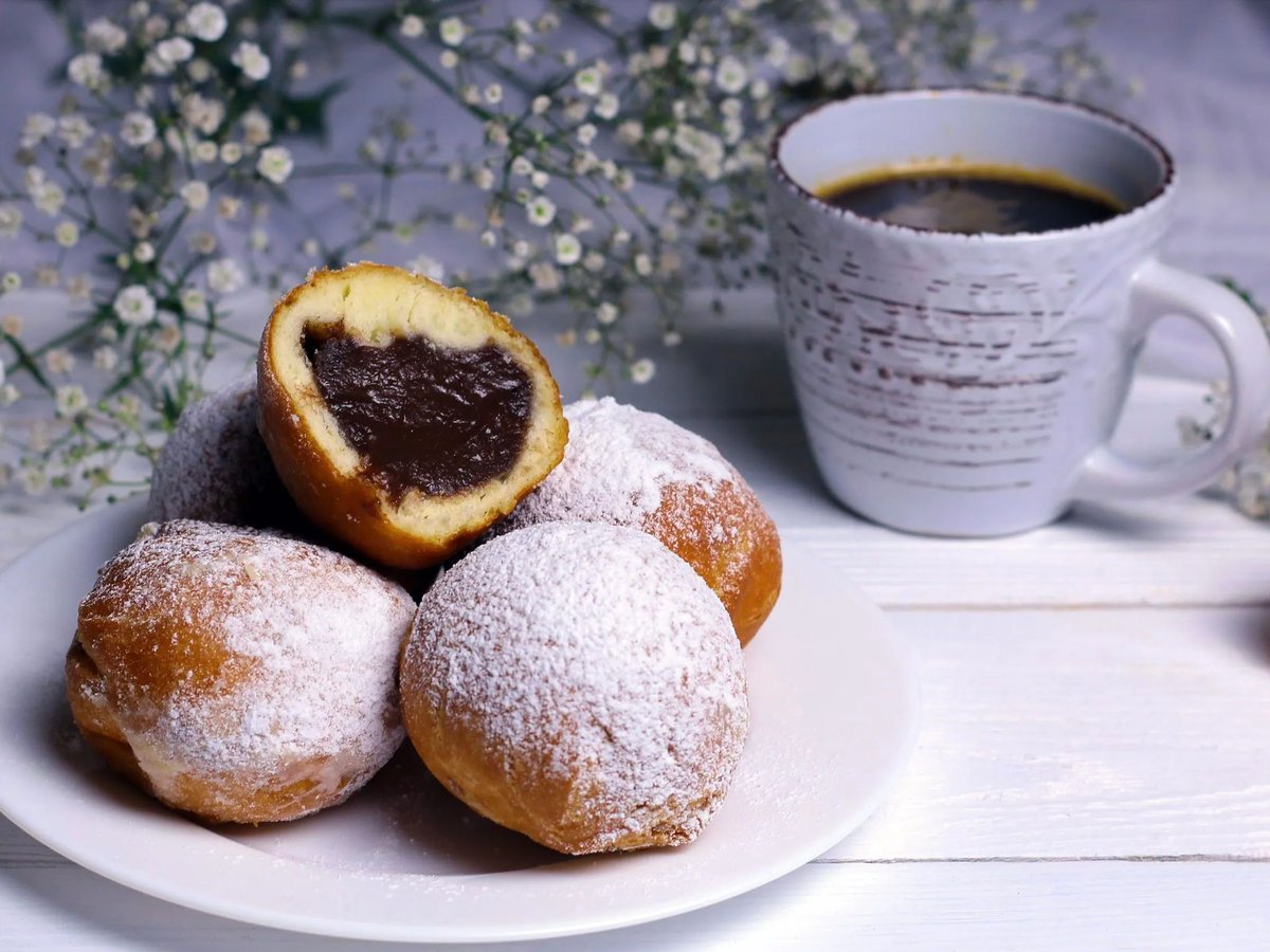 Sunday morning decadence. Smooth, sweet, honey-processed Sumatra Woolly Rhino #coffee and chocolate donuts. #Yum. 15% off your first order with code FT15: buff.ly/2lYWVS9 #TheQueenBean #MillsCoffee #CoffeeLover #WeekendVibes #SundayFunday