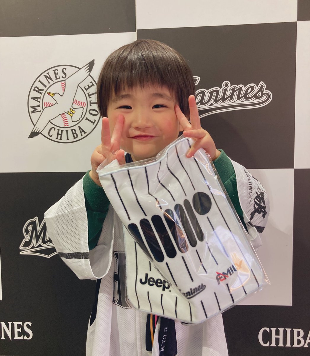 イニング間にバズーカで飛んできたボールをキャッチした応援団の方からいただきました。

少し離れた席の我々の元まで駆け寄ってお譲りいただき感謝しかないです。

最高の応援と最高の応援団がついてると改めて実感。

#千葉ロッテ
#25番のユニホームを着た応援団の方に届け
#現地2回目の息子も大喜び