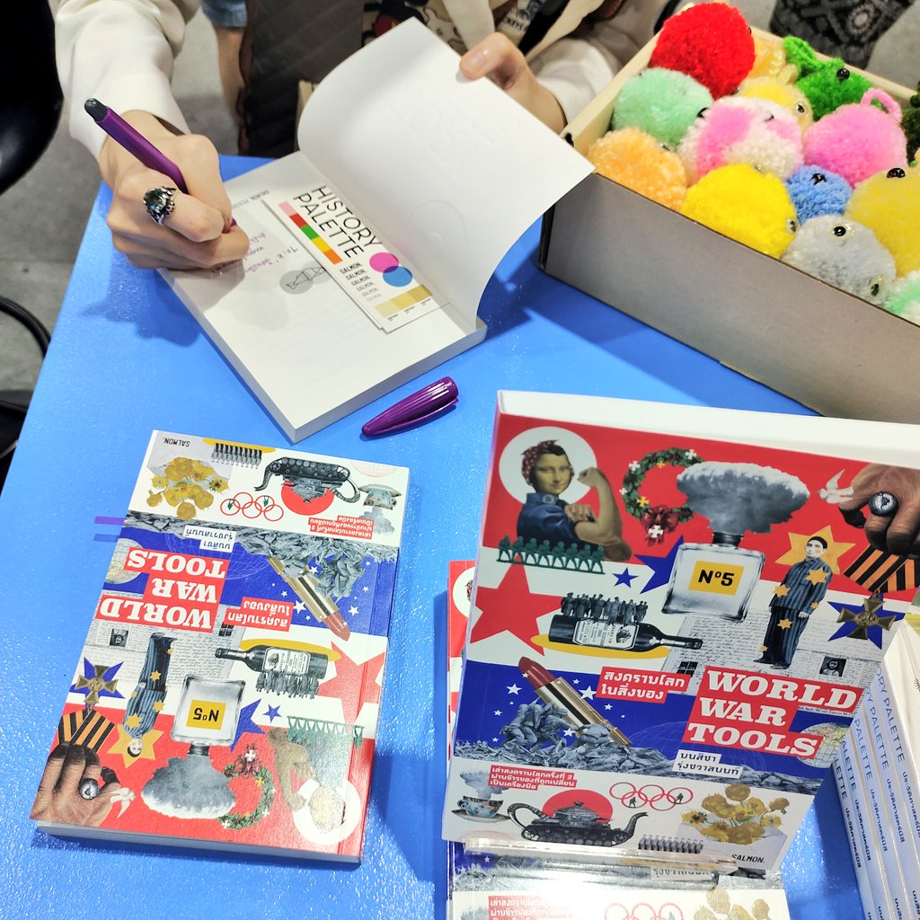 MonsterBighead's tweet photo. พาน้อง #ประวัติศาสตร์มีสี HISTORY PALETTE(เล่มโปรดสุดๆของผ้มเลยอ่านง่ายอ่านสนุก🫰) กับเล่ม #WorldWarTools มาให้คุณนักเขียนเซ็นที่บูธแซลมอน คือเมาท์เพลินเลย คุณเค้าใจดีน่ารักมากๆ แถมยังมีเจ้าตัวปุ๊กกะละอุ๊กมาแจกแฟนๆนักอ่านด้วยฮับ🥺🫶 หัวโตเลือกน้องเหลืองหัวจุกแคปหมูมาล่ะ555✨💓 https://t.co/61qqGWjEfm
