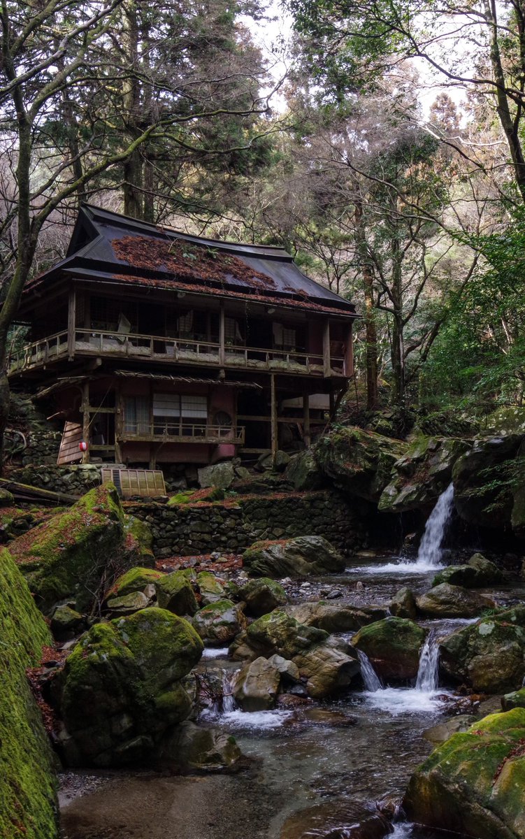 山中にある和の建築物。
放棄され、風化しようとも日本ならではの美しい風景には変わりない。