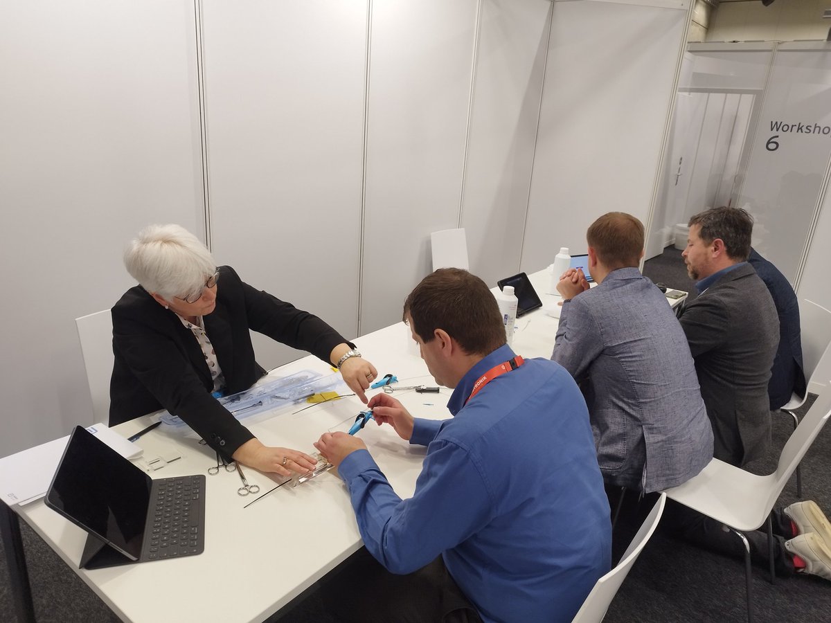 #EHRA2024 Have you attended any of the workshops in the Simulation Village? In the femoral venous echo guided- puncture&closure WS, we have discussed usefulness of echo & suture-mediated closure tools! And of course: hands-on👐 (+ tips&Tricks ;)) @DavidDuncker @HenrikeHillmann