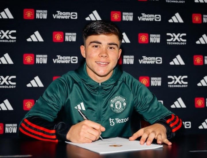 🚨 Harry Amass has been included in Manchester United’s first-team squad to face Liverpool this afternoon. #MUFC [@AcademyScoop]