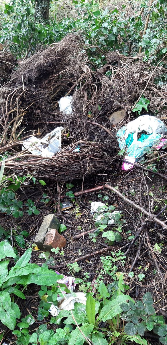 People are fly tipping at Dimple fields #matlock <a href="/derbyshiredales/">Derbyshire Dales DC</a> <a href="/Derbyshirecc/">Derbyshire CC</a> ///topical.second.defrost