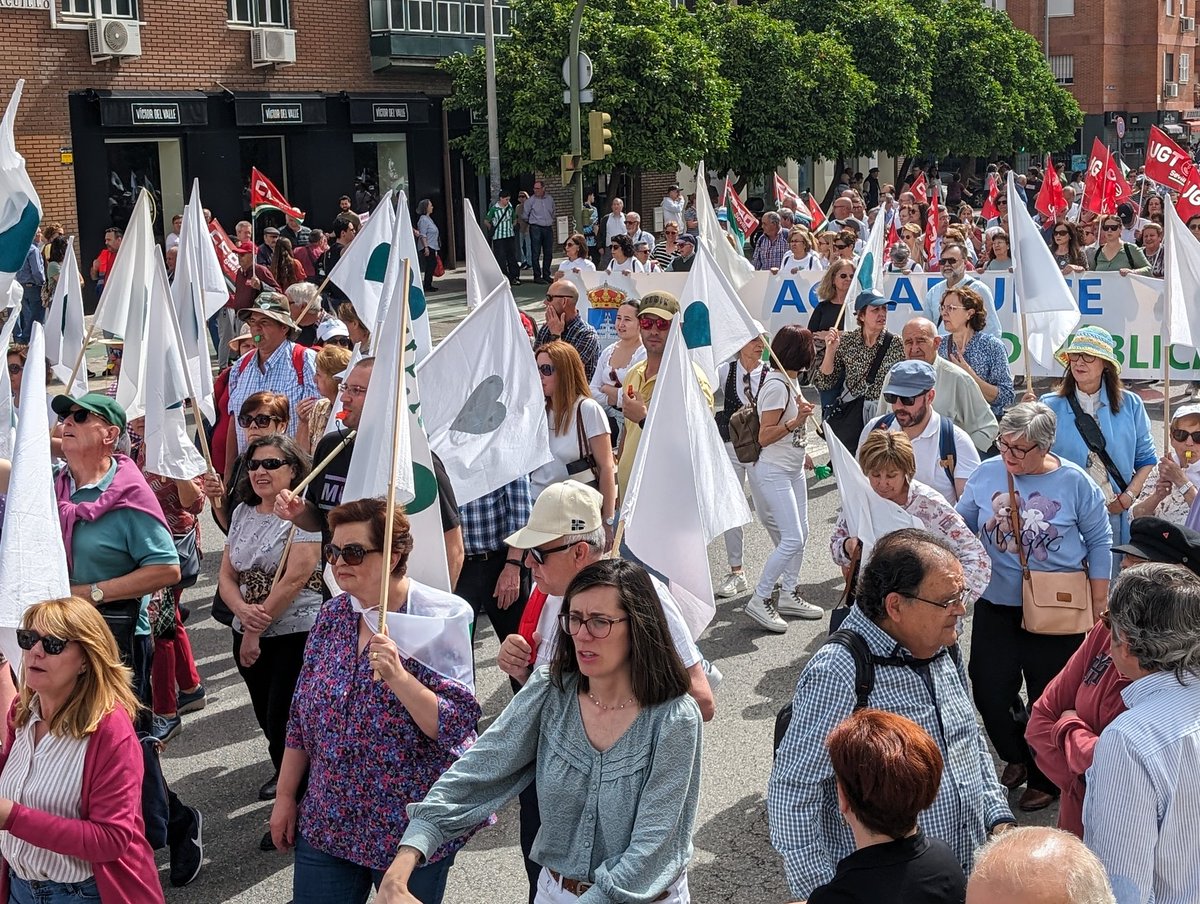 Multitudinaria manifestación en Sevilla en defensa de la sanidad pública. Miles de personas mostraron su rechazo al desmantelamiento de la sanidad pública que el gobierno de Moreno Bonilla está promoviendo.
#LaSaludEsUnDerecho #LaSanidadPublicaSeDefiende