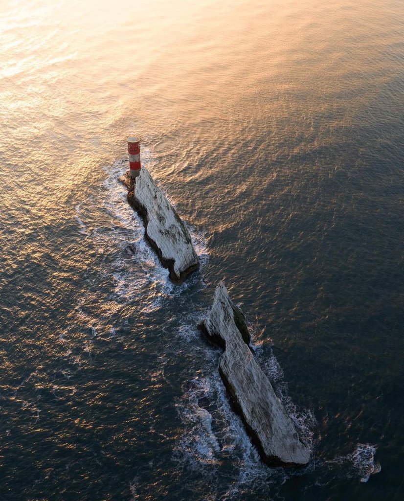 Perfect 👌🏽
⁠
📌 The Needles: Landmark Attraction⁠
📷️ _pixchar (IG)⁠
⁠
#exploreisleofwight #holiday #LoveGreatBritain #island #islandlife #greatphoto #WestWight #TheNeedlesLandmarkAttraction #dramatic #seascapephotography #landmark #sunset #sunsetphotgraphy