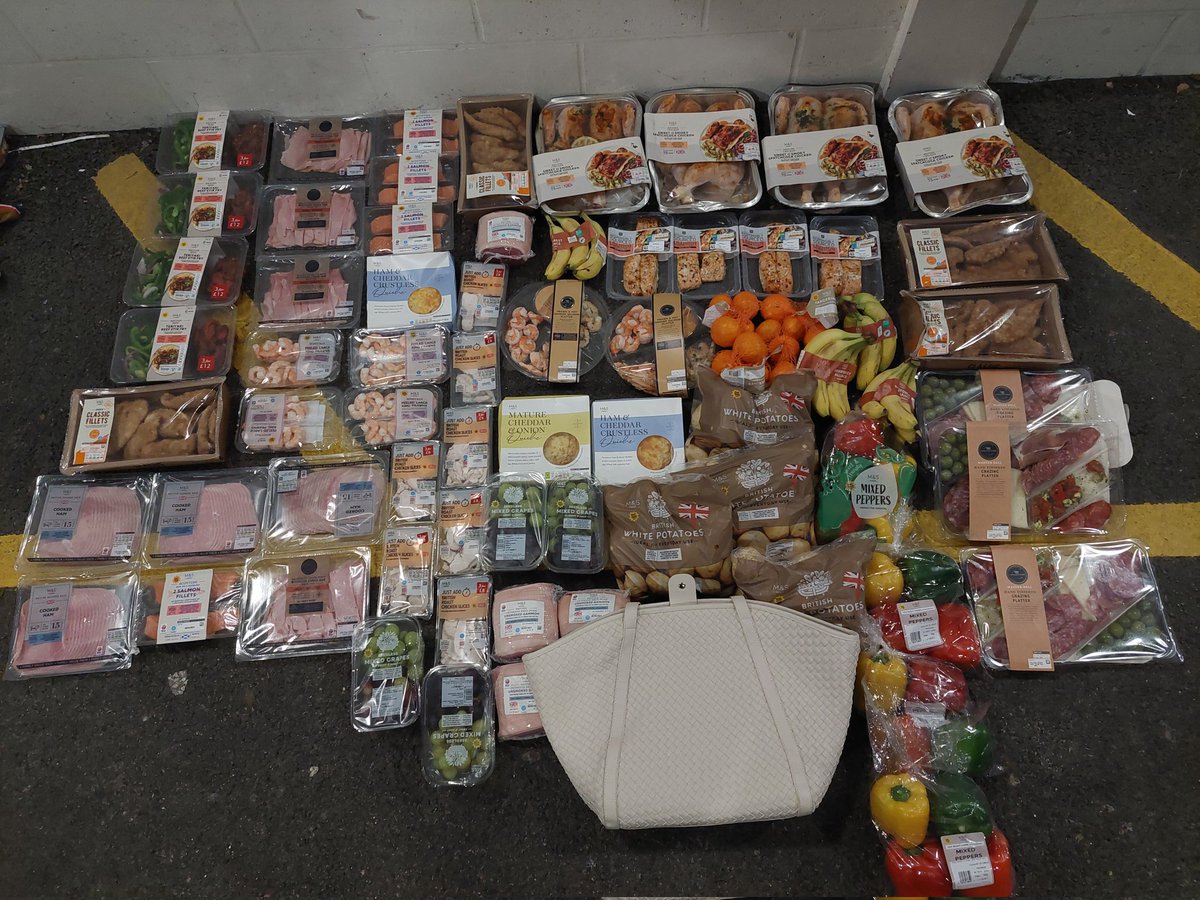 KentPoliceRoads's tweet photo. How many stolen items can you fit in a Vauxhall Zafira?
458 it would seem!!

RPU 4 stopped this vehicle yesterday after it was seen leaving a theft in #Sevenoaks. Searched and found to contain thousands of pounds of suspected stolen goods. 5 in custody. 06-0970 SS https://t.co/KmYIdU8FBw