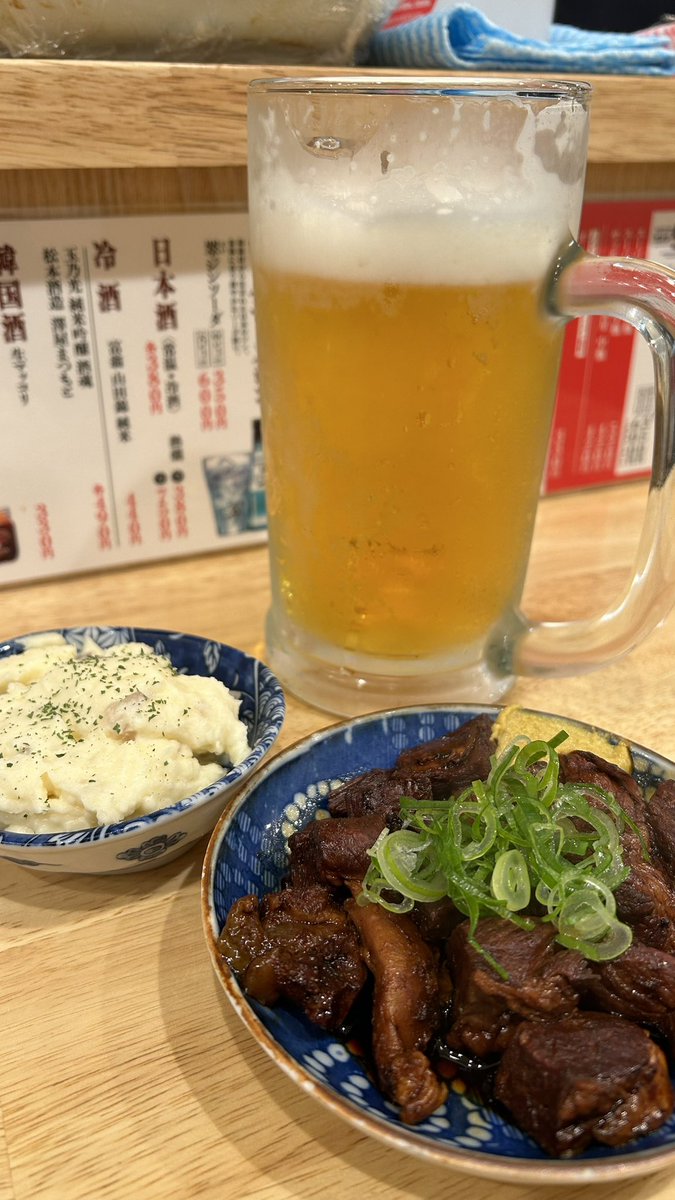 大阪イン😌 とりあえず時間も遅いので1人スタンド🍺 牛すじ煮込みといぶりがっこポテトサラダから😋 大阪の皆さんにお会いしたいけど今回もなかなか詰め詰めな感じ… 予定をこじ開けようかな🤔🍺 #大阪 #日本出張 #立ち飲み最高