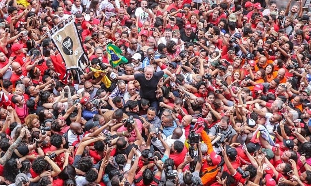 senadorhumberto's tweet photo. 6 anos de um dos dias mais tristes da nossa história: a prisão de @LulaOficial. Era a sequência do golpe contra @dilmabr. "Voltaremos", ela profetizou. "Os poderosos podem matar 1, 2 ou 3 rosas, mas jamais conseguirão deter a chrgada da primavera", ele disse. E aqui estamos. https://t.co/Sjck36Pm78