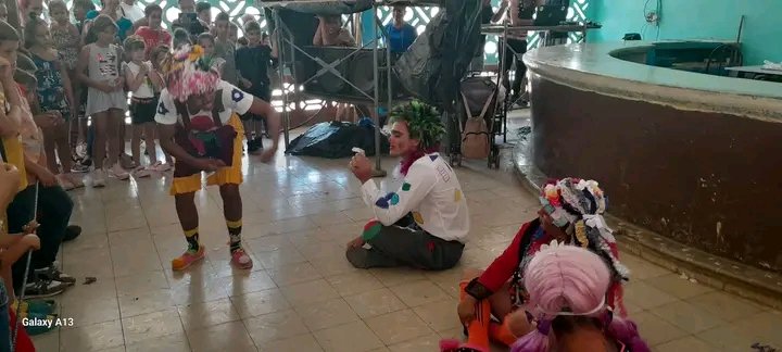 En #Chambas, comunidad Los Perros, disfrutando del espectáculo infantil 'LLegó el Circo' organizado por instructores de arte de la Brigada José Martí de la Casa de Cultura René Sixto Pedrosa Perez #LatirAvileño @mtycubanita1 @chamberohoy @CAvilaRadio10 @NunezSabari @ArleyGomezC