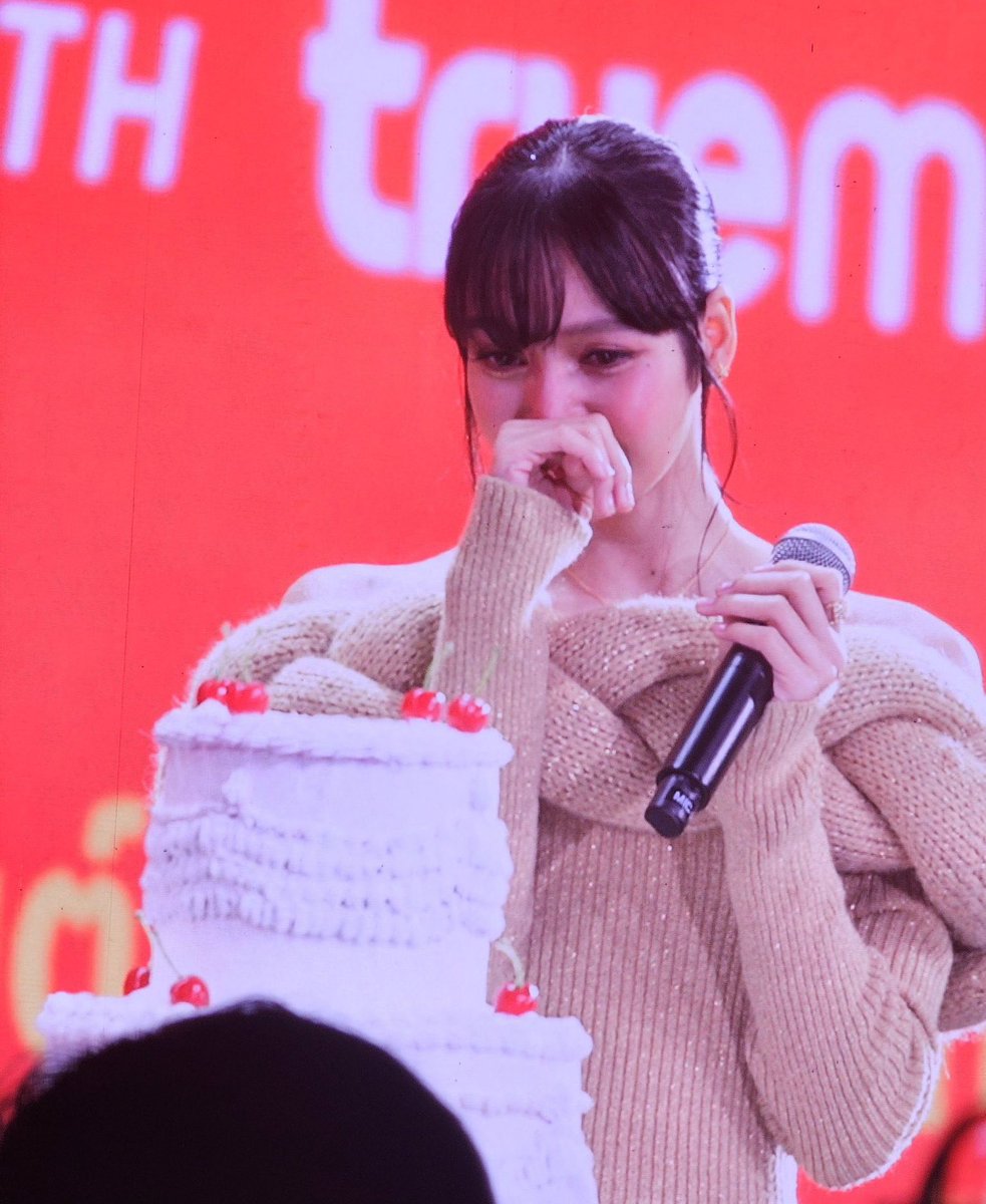 TeamLisaPH's tweet photo. Don’t cry, Lili 🥹 But we are very happy to see you happy and touched with the projects prepared for you. We love you.

#LISATrueMoneyMoments
#LISATrueMoneyFanMeetUp
@wearelloud @truemoney https://t.co/0fRBJGYq8F