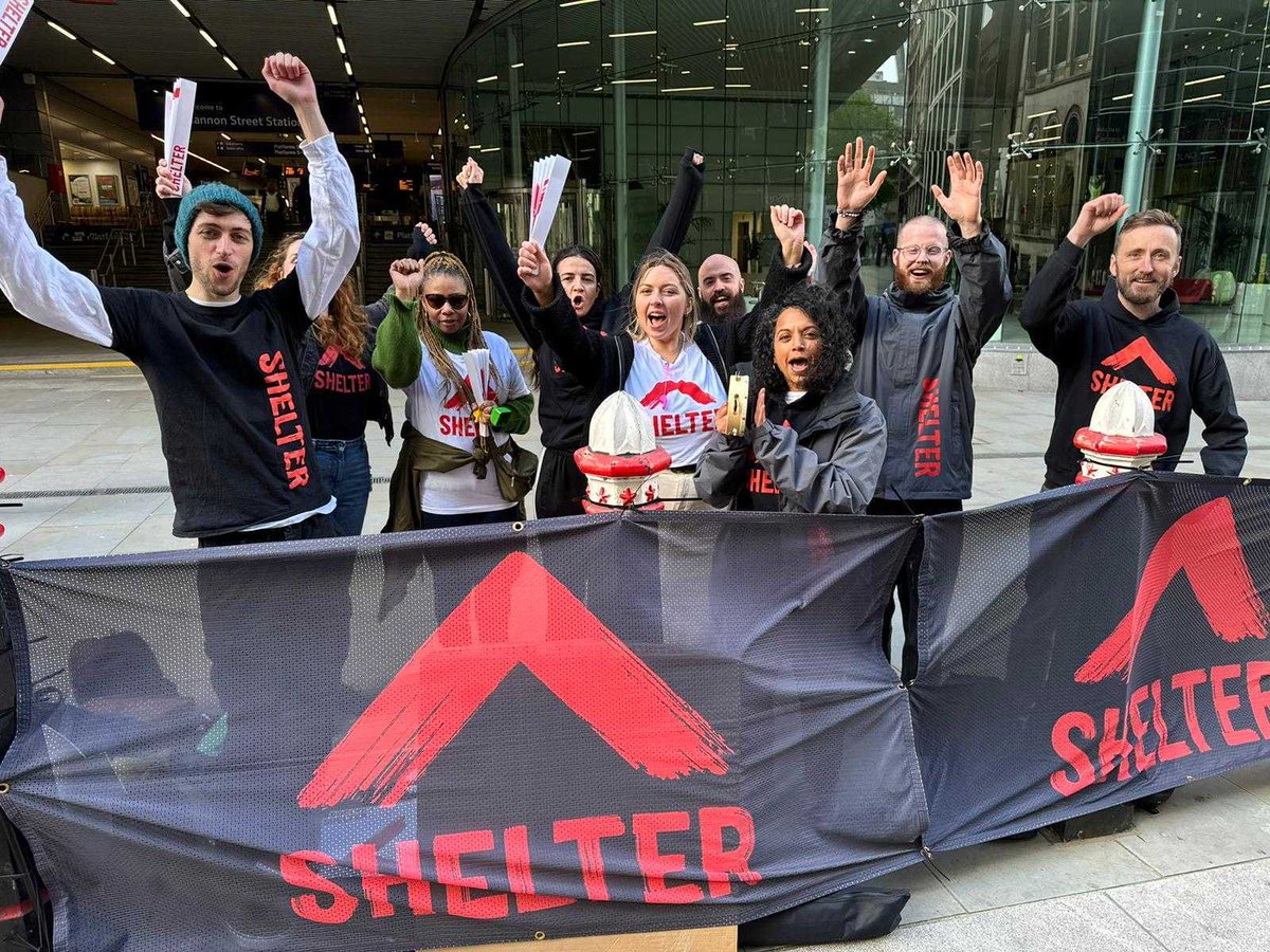 pollyn1's tweet photo. Huge thanks and kudos to all our #TeamShelter runners in today’s #LondonLandmarksHalf ! And to all our brilliant volunteer cheerers too

#LLHM24 https://t.co/T0JGR8q2s1