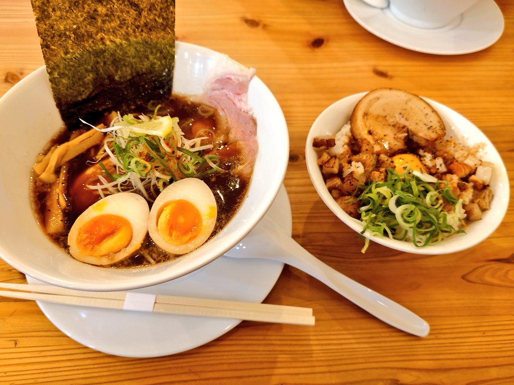 2軒目！
さっきは魚介塩だったから、次は中華そばとぶた丼
#コウモリの調理場