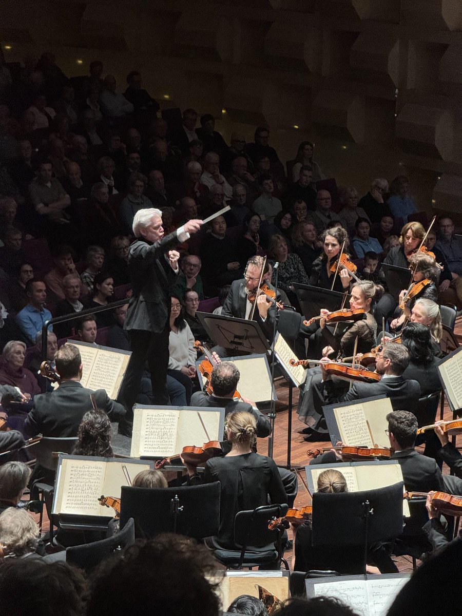Sunny morning walk with Johan after the first concert in Rotterdam. Second concert with Brahms Violin Concerto and Bruckner 7 with the @rdamphil this afternoon.
📸: Dorran Alibaud
