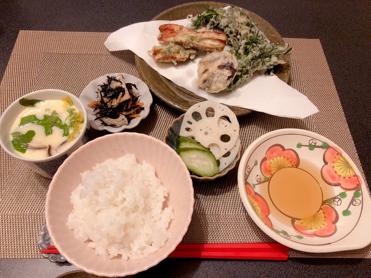 まだまだある春菊💕 春菊、かき揚げ、ちくわ、さつまいも、しいたけ、たまごを天ぷらにしたけど好きなのだけ😘 #おうちごはん #料理好きな人と繋がりたい