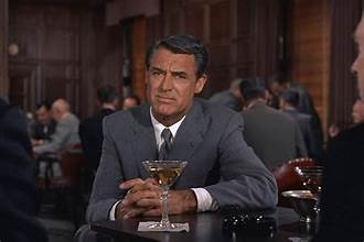 Pendant le tournage de LA MORT AUX TROUSSES, Cary Grant révéla à Hitchcock qu'il ne comprenait rien au scénario qu'ils étaient en train de tourner. Hitchcock lui dit que c'était parfait. Il voulait qu'il soit dans le même état que le personnage.