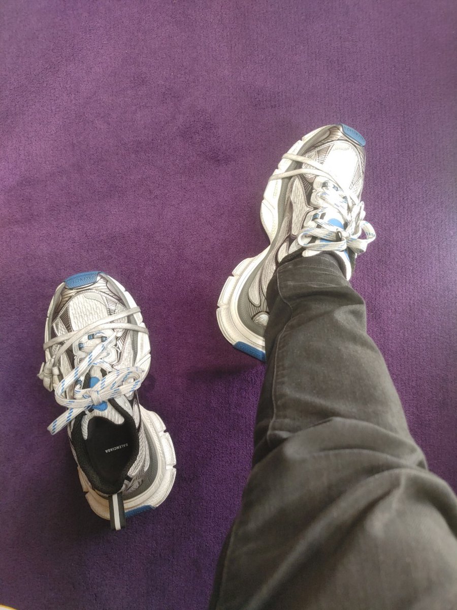 tyomerukin's tweet photo. 最後の最後までダッドスニーカーをBALENCIAGA🆚DUNLOPで迷ったけど、おじスニーカーとしてどちらが絶妙にダサいかを天秤に乗せたらBALENCIAGAだった…値段じゃないんだよ😤

https://t.co/vQeFZkwpQz https://t.co/uLj2taTuKk