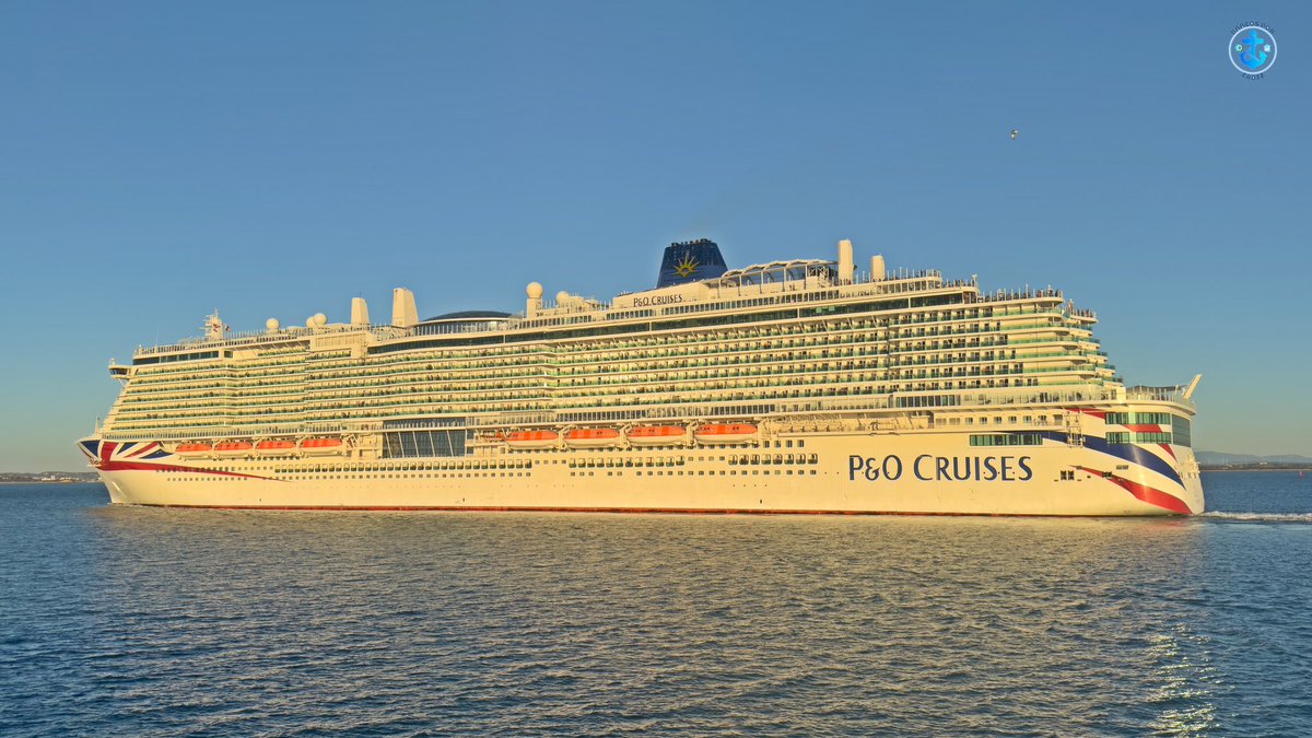 Crucero IONA saliendo del Puerto de Cádiz
@pandocruises 
Tipo de buque: crucero
IMO: 9826548
MMSI: 232025845
Eslora: 344m
Manga: 54m
Calado: 8,4m
Peso muerto: 16887t
Arqueo bruto: 184700t
Año construcción: 2020
Bandera: Reino Unido🇬🇧