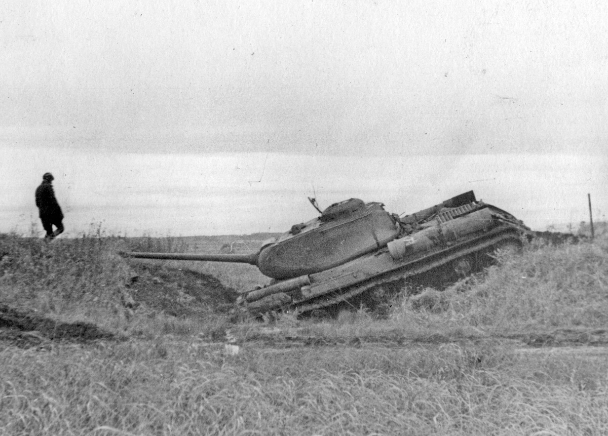 Le 237 durant des essais de mobilité à l'automne 1943. Démonstration de l'un des problèmes épineux de la conception d'un char : la taille de son canon. Ce défaut, dans ce cas compensé par la puissance de l'armement, fut mis de côté.
