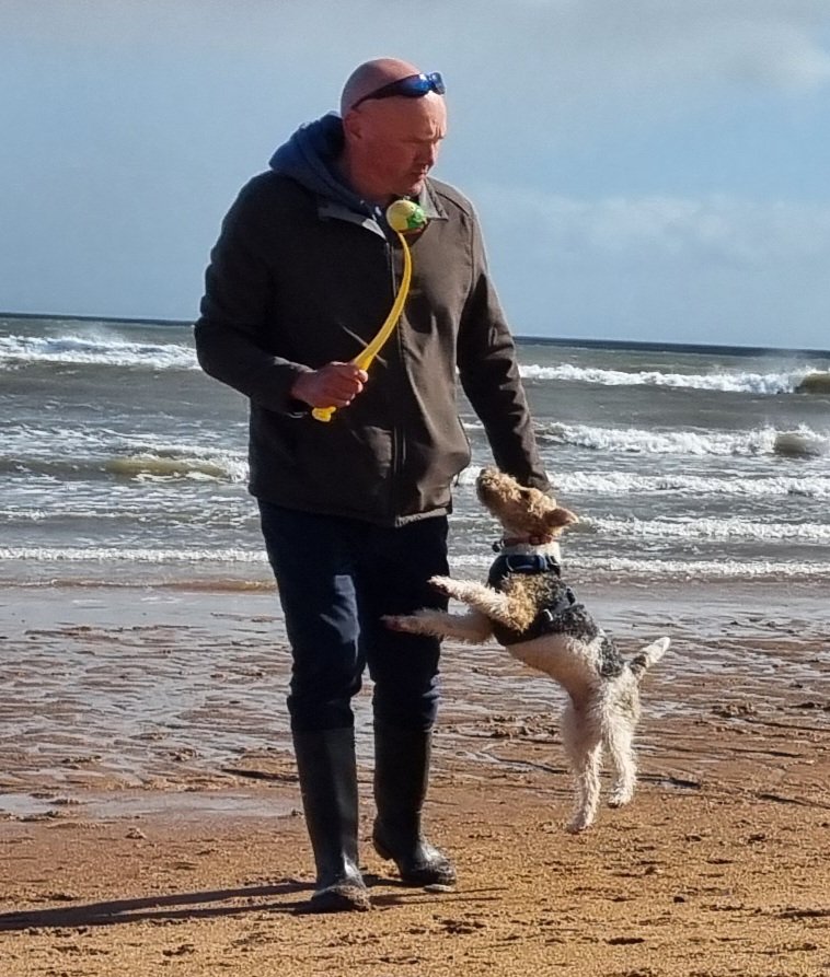 Despite a gusty, blustery morning, I still managed VTOL - vertical take off and landing - as only a tiny terrier can.

##FlyingTerrier 🛫✈️🐾

Flora 🐾