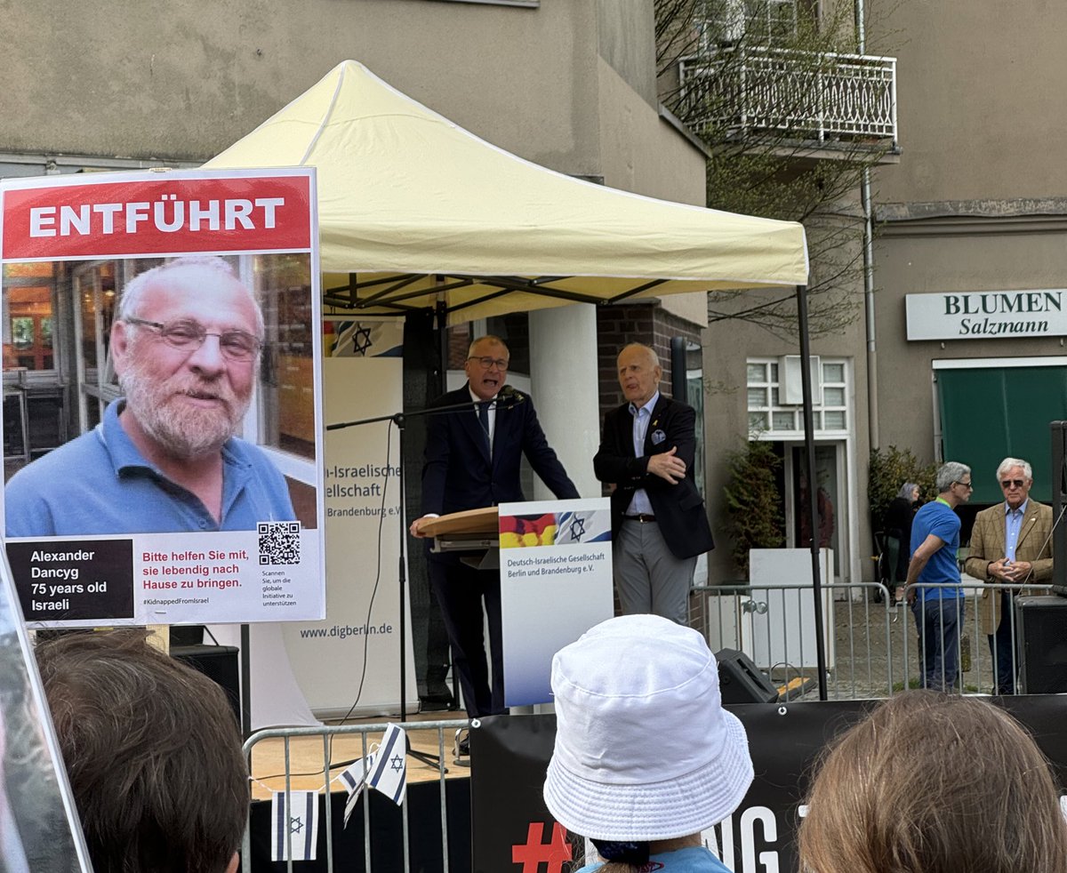 Bei einer Kundgebung in Zehlendorf gereift Volker Beck nicht nur @ABaerbock direkt an, sondern behauptet, LKWs mit Hilfsgütern ständen “in Konflikt” mit der IDF-Kriegsführung und würden diese “behindern”. Es ist absolut unfassbar.