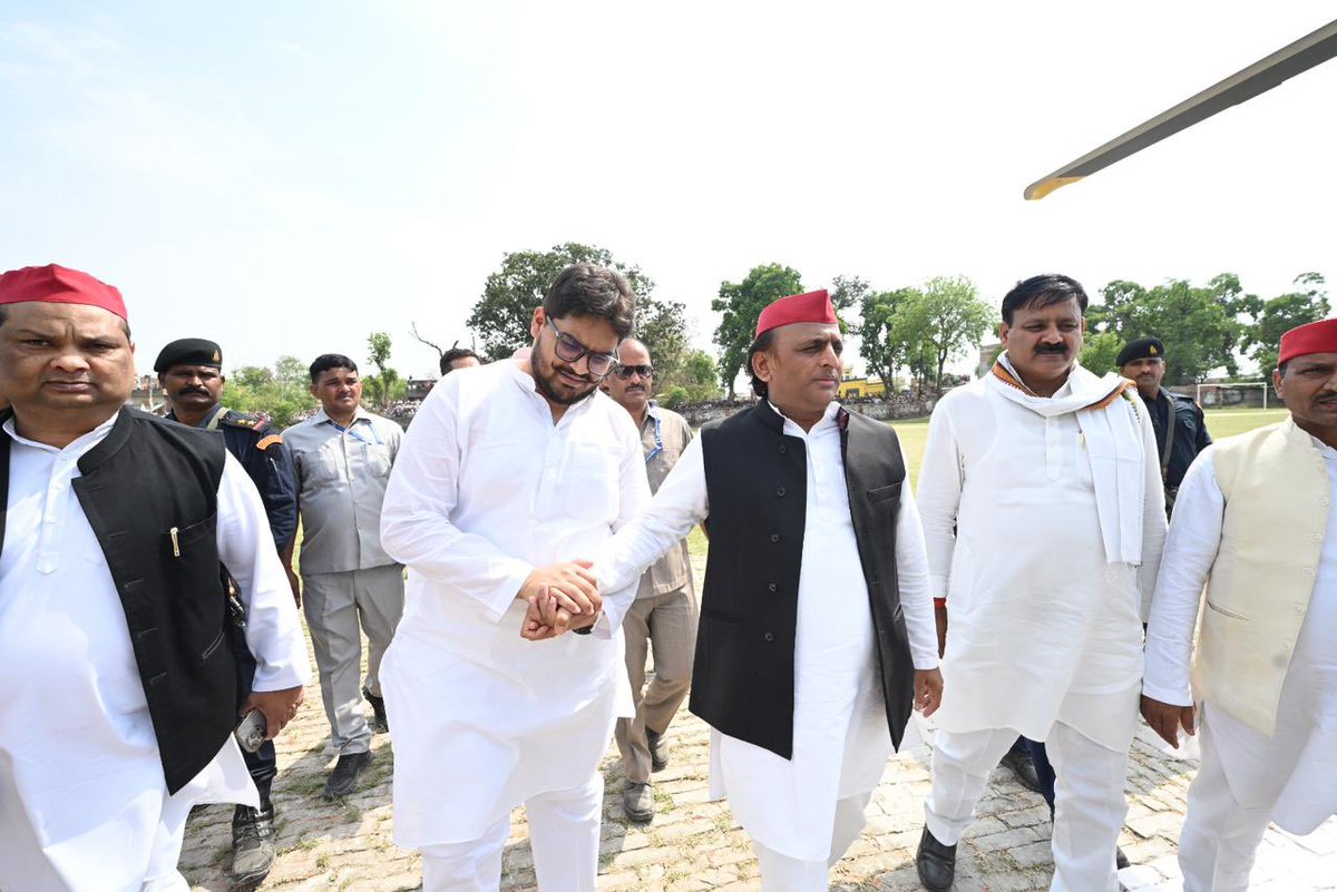 yadavakhilesh tweet picture