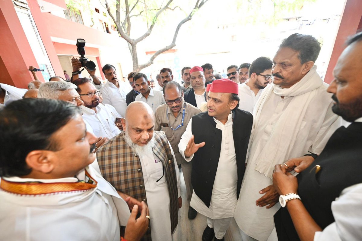 yadavakhilesh tweet picture